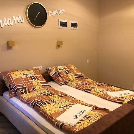 Barna Bar Motel&Apartman Korostetetlen Ngoại thất bức ảnh