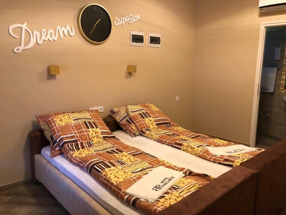 Barna Bar Motel&Apartman Korostetetlen Ngoại thất bức ảnh